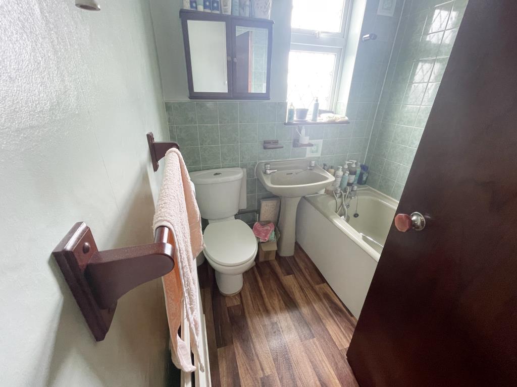 Lot: 132 - END-TERRACE HOUSE WITH DOUBLE GARAGE REQUIRING MODERNISATION - Inside image of first floor bathroom